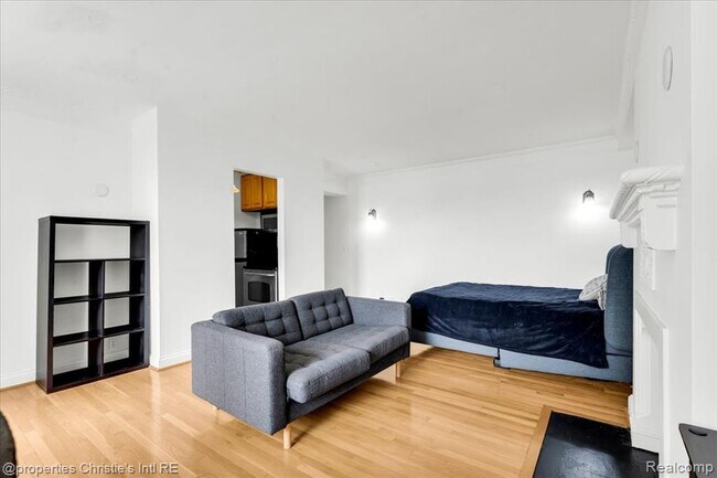 Building Photo - 15 E Kirby St