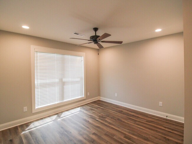 Building Photo - Nice Townhome in Athens City! $250 Amenity...