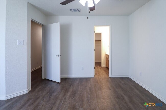 Building Photo - 909 Lasso Dr