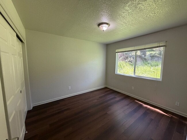 Building Photo - AVAILABLE NOW!! Adorable Unit Near Downtown Sonora! Newly Painted Throughout!