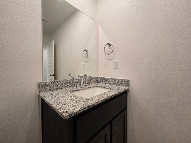Building Photo - RENT SPECIAL - AVAILABLE NOW!