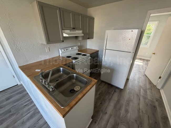 Building Photo - 1117 E Grand Ave