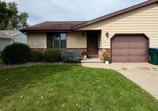 Building Photo - 1312 W Hiawatha Dr