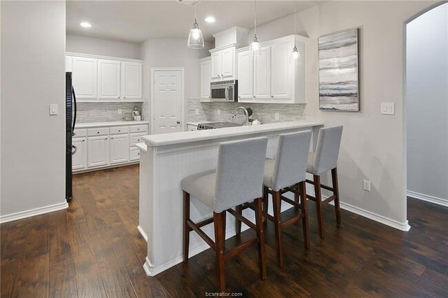 Building Photo - 200 Karten Ln