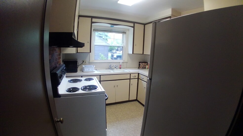 Kitchen - 941 Ann St