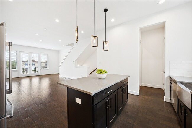 Building Photo - 2612 Bastrop St