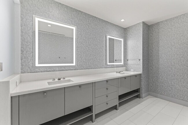 Building Photo - 6587 N Palmeraie Blvd