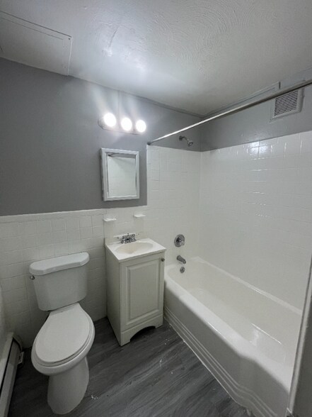 Building Photo - 137 Evergreen Ave