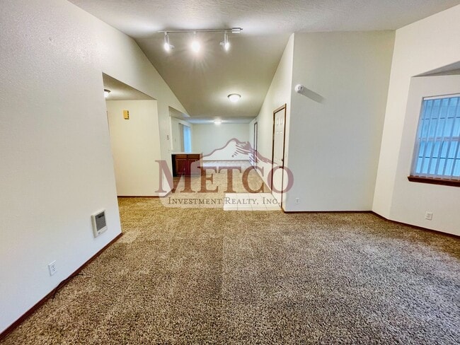 Building Photo - Spacious Thurston Home