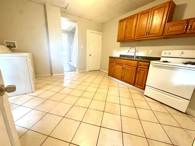 Building Photo - 3 BR, 1 Bath home Fenced in Yard