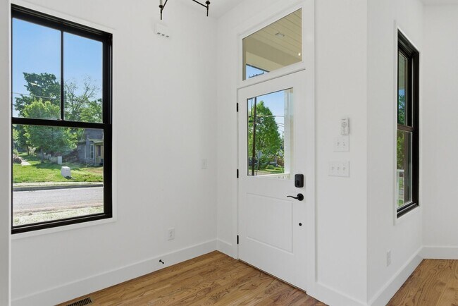 Building Photo - Stunning 4 bedroom East Nashville New Construction