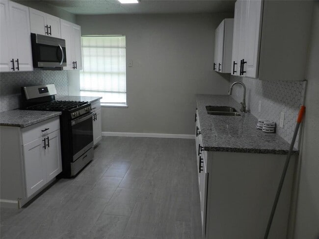 Building Photo - 6031 Ridgeway Dr