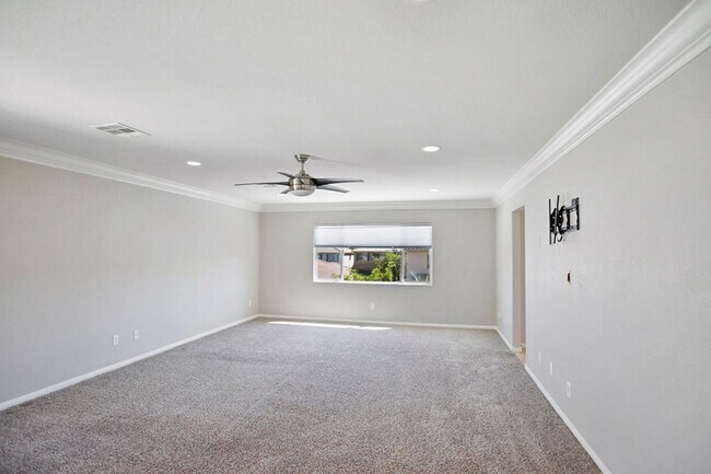 Building Photo - Southwest Pool Home With First Floor Bed And Bath