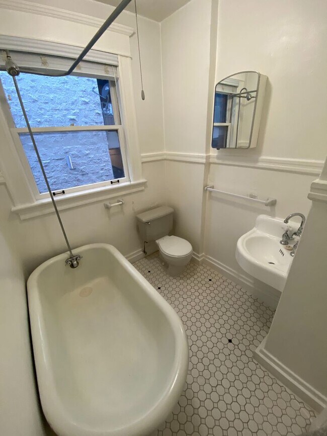 Building Photo - Tons of natural light with a touch of vintage charm in this TOP FLOOR Studio!