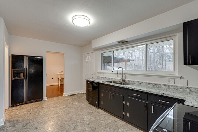 Building Photo - Three Bedroom Two Bathroom House For Rent