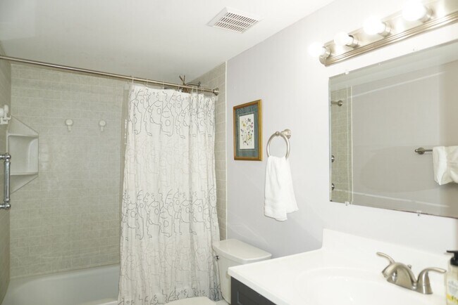 Building Photo - Gorgeous Condo Located in the Seascape com...