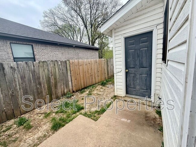 Building Photo - 1618 W Matthews Ave