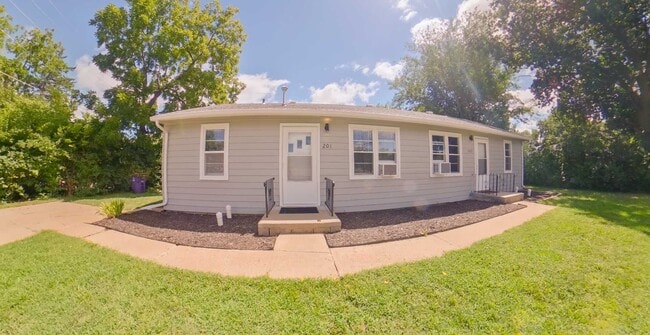 Building Photo - 3D Tour Available - Recently Remodeled + Fenced-in Yard + Washer & Dryer! Available September 3rd!