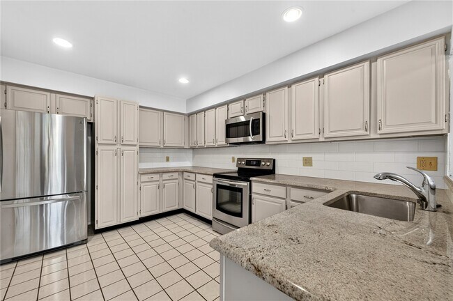 Building Photo - 1010 Thoreau Ct