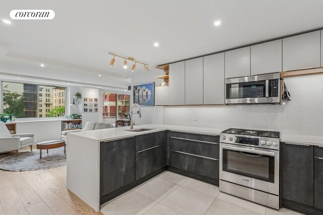 Building Photo - 275 W 96th St
