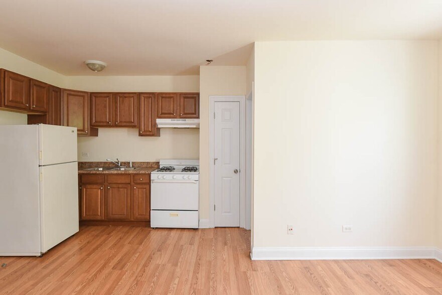 Building Photo - 2600 N Kimball Ave