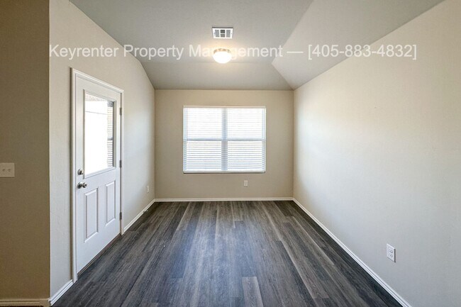 Building Photo - Gorgeous 4 Bed 2 Bath Home in Heart Of Yukon!