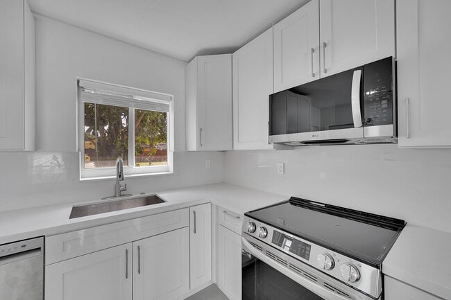 Building Photo - 2821 NE 2nd Ave