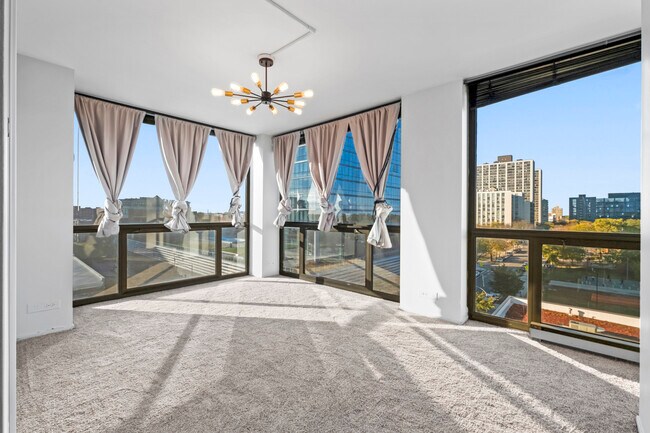 Building Photo - 4343 N Clarendon Ave