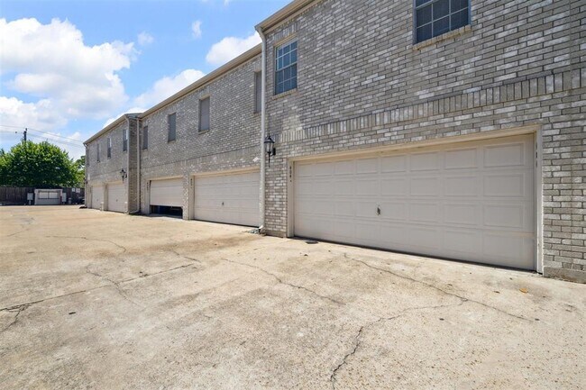Building Photo - 3780 Tanglewilde St