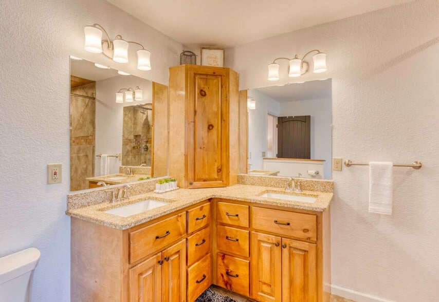 Building Photo - 742 E 2nd St