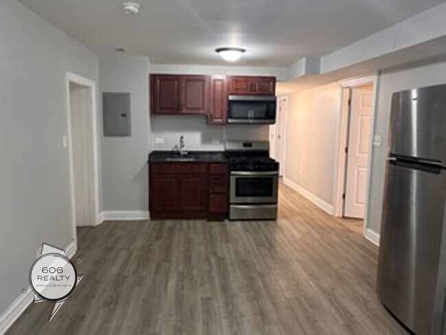 Building Photo - Rehabbed Units in Cicero! SPECIAL OFFER!