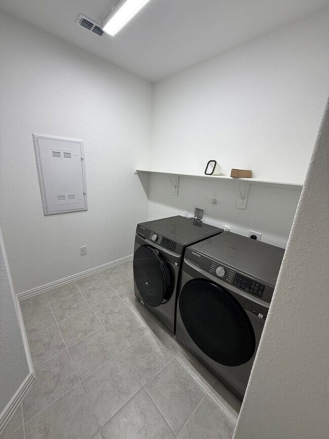 Building Photo - Room for Family and Friends!