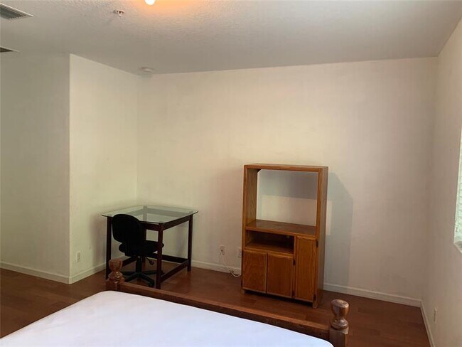 Building Photo - 1425 NW 36th Way