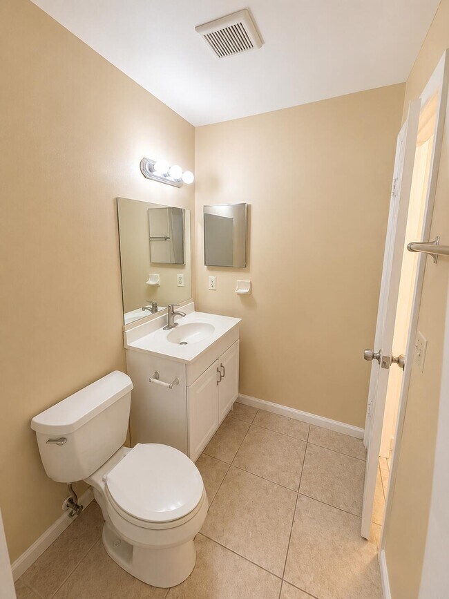 Building Photo - 4125 Woodside Dr