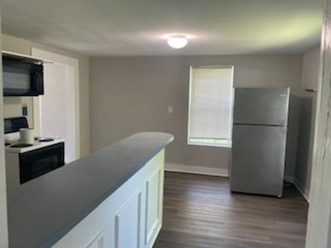 Building Photo - 2 Bed/2 Bath Garage Apartment
