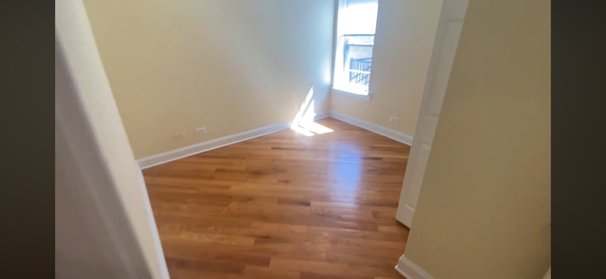 Building Photo - 6947 N Oakley Ave