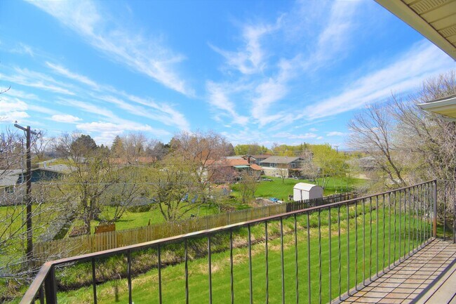 Building Photo - Top floor apartment! Close to MSU and downtown!