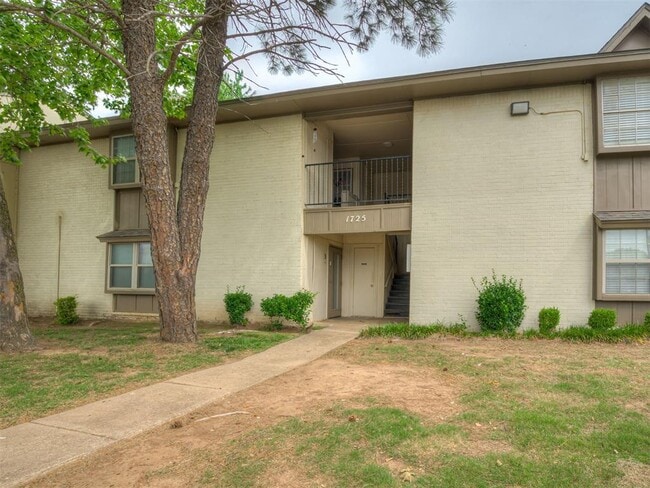 Building Photo - 1725 E Lindsey St