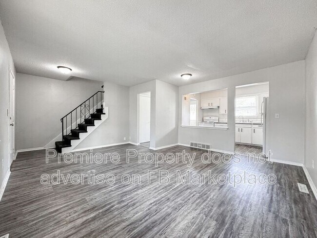 Building Photo - 219 N Oak Dr