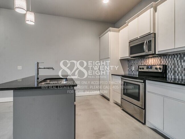 Building Photo - *AVAILABLE NOW!* Urban chic 3 bed/2.5 bath Townhome in West Norman!