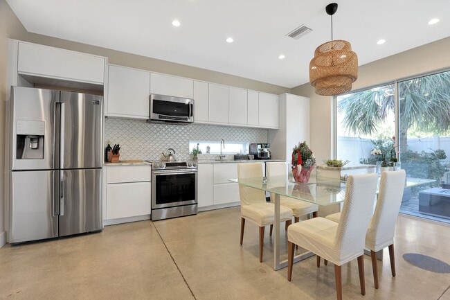 Building Photo - 4bd/3.5bth Perfectly Located Modern Townhouse