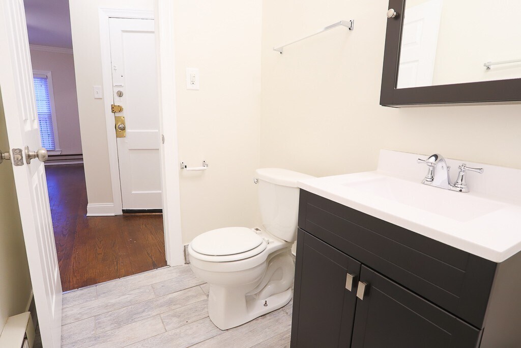 Building Photo - 709 W Roscoe St