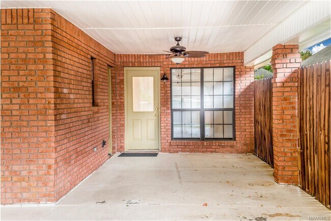 Building Photo - 611 Sheila Blvd