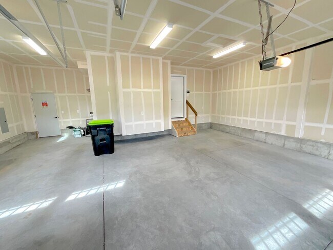 Building Photo - 5 Bedroom Home Available Near Baptist Rd &...