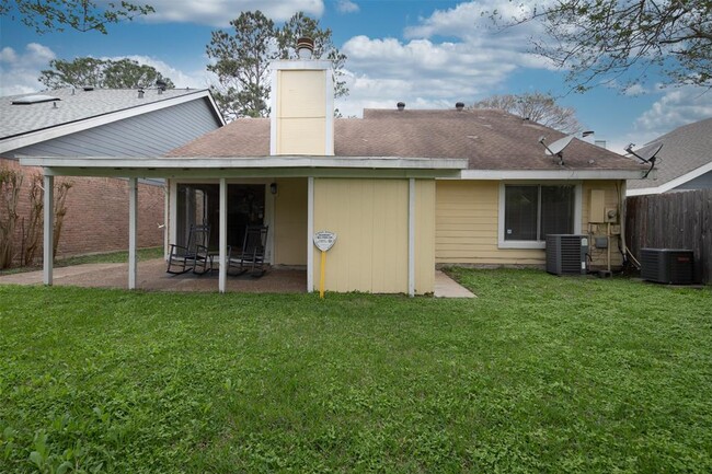 Building Photo - 10619 Chapel Hill Dr