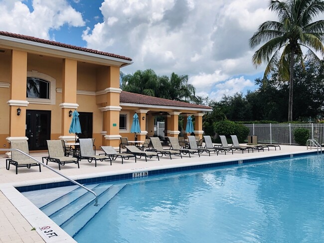 Building Photo - 271 SW Palm Dr