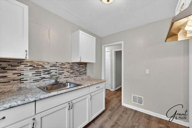 Building Photo - $1275 3 bedroom bungalow
