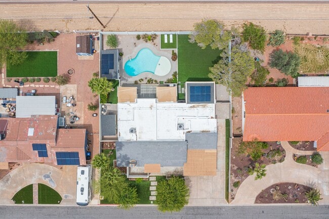 Building Photo - European-inspired Mid-Century Henderson Home!