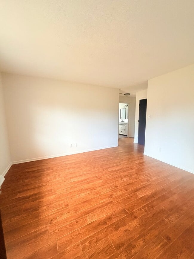 Building Photo - Charming Updated Duplex in Farragut