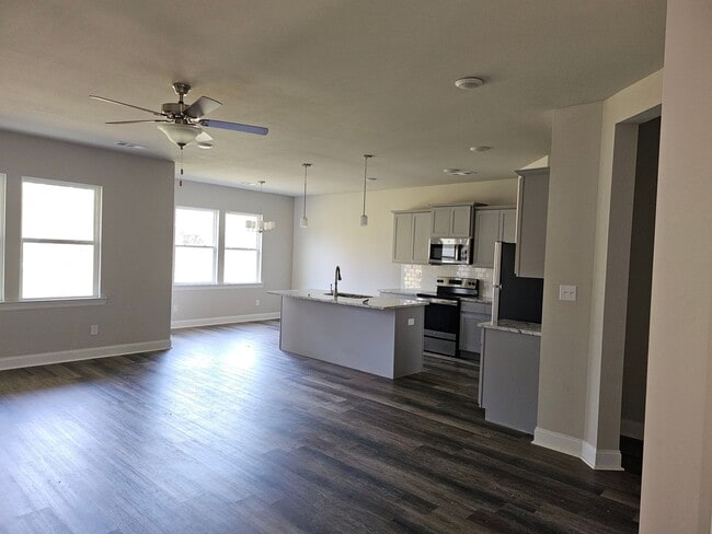 Building Photo - AVAILABLE NOW! *Pictures are of similar property , but not identical.  Schedule a tour to see in ...